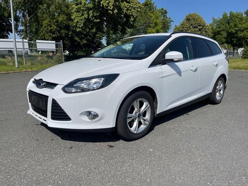 Weiß Gebraucht 2013 Ford Focus Champions Edition Limousine | 3.990 € (Superpreis) - Bild 1/4
