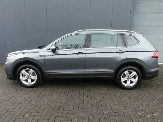 Gebraucht VW Tiguan Life 150 PS (110 kW) 2023 Platinum grey metallic SUV
