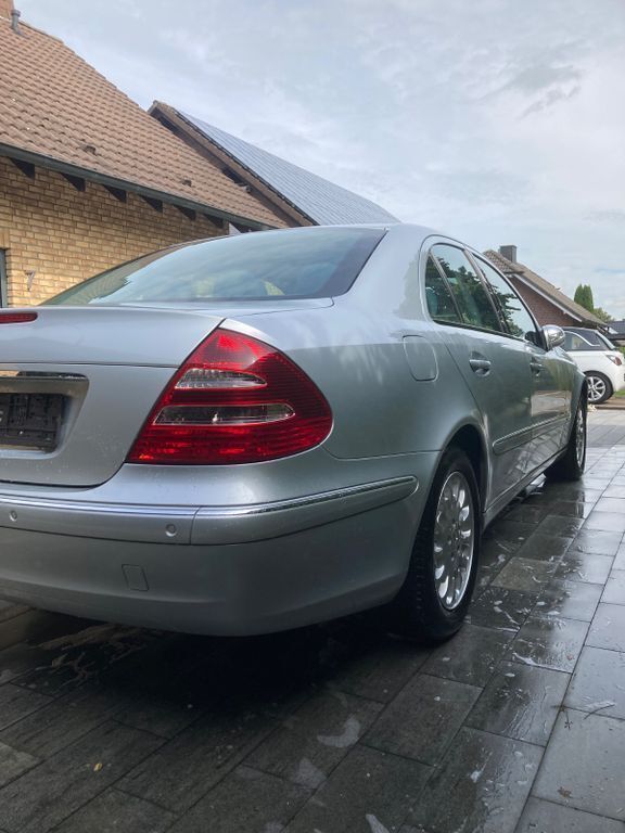 Silber Gebraucht 2005 Mercedes E280 Elegance Limousine | 5.900 € (Fairer Preis) - Bild 1/4