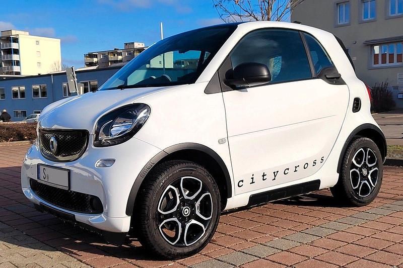 Weiß Gebraucht 2018 Smart ForTwo Coupé Kleinwagen | 12.600 € (Fairer Preis) - Bild 1/4