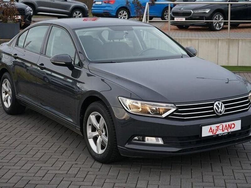 Gebraucht VW Passat 125 PS (91 kW) 2018 Grau Limousine