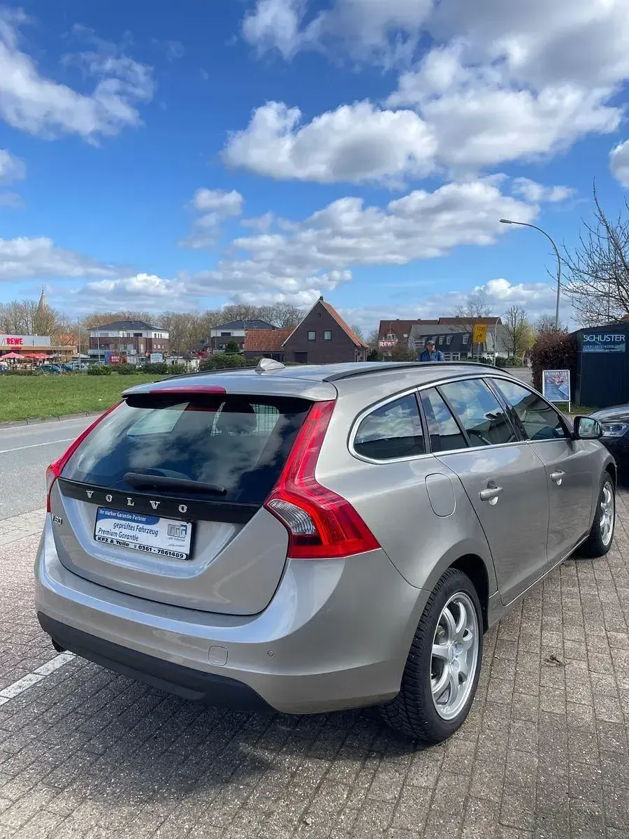 Gebraucht Volvo V60 Momentum 163 PS (119 kW) 2010 Silber Kombi