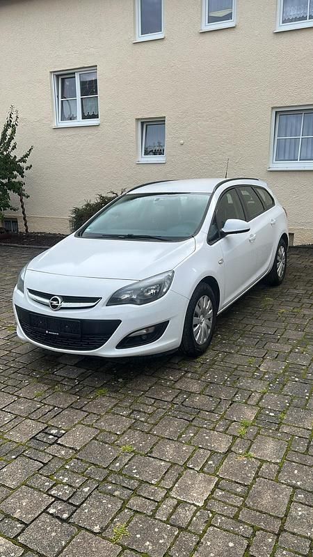 Weiß Gebraucht 2015 Opel Astra Kombi | 6.000 € (Etwas zu teuer) - Bild 1/4