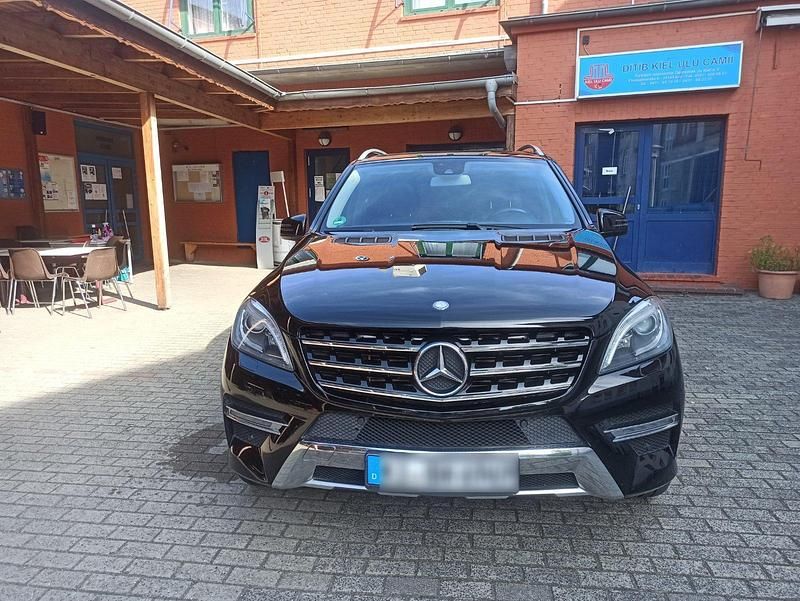 Schwarz Gebraucht 2013 Mercedes ML350 SUV | 14.800 € (Fairer Preis) - Bild 1/4
