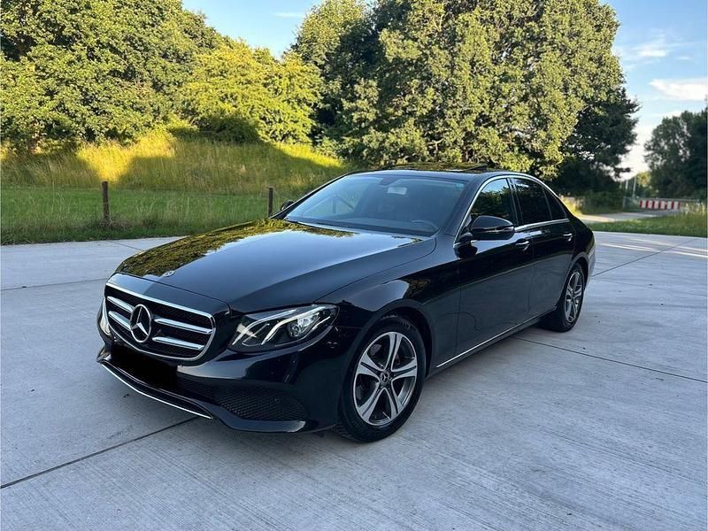 Schwarz Gebraucht 2019 Mercedes E200 Avantgarde Limousine | 14.900 € - Bild 1/4