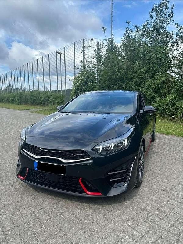 Schwarz Gebraucht 2022 Kia ProCeed GT Kleinwagen | 28.700 € (Fairer Preis) - Bild 1/4