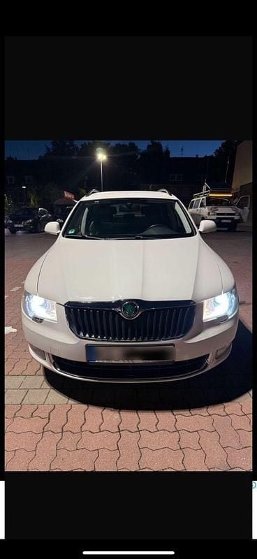 Weiß Gebraucht 2010 Skoda Superb Comfort Kombi | 5.000 € (Fairer Preis) - Bild 1/4