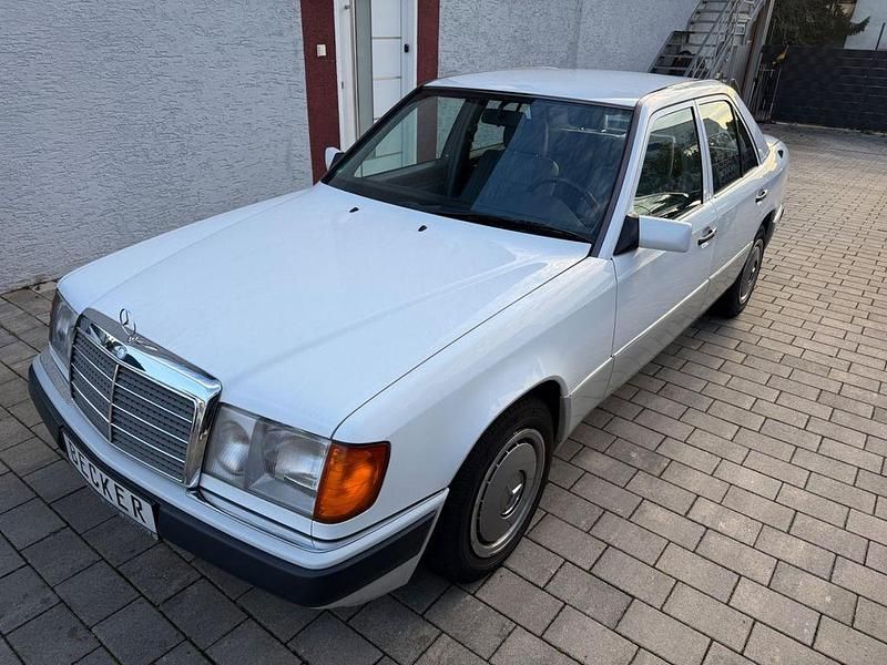Weiß Gebraucht 1991 Mercedes E230 Limousine | 11.850 € - Bild 1/4