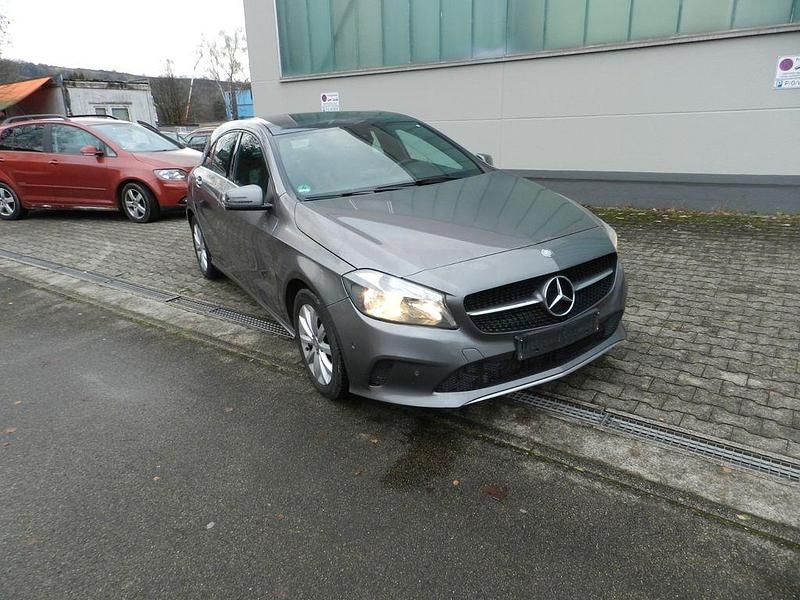Grün Gebraucht 2016 Mercedes A180 Limousine | 6.700 € (Superpreis) - Bild 1/4
