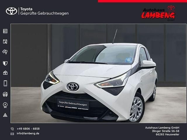 Schneeweiß Gebraucht 2021 Toyota Aygo X-play Kleinwagen | 12.990 € (Etwas zu teuer) - Bild 1/4