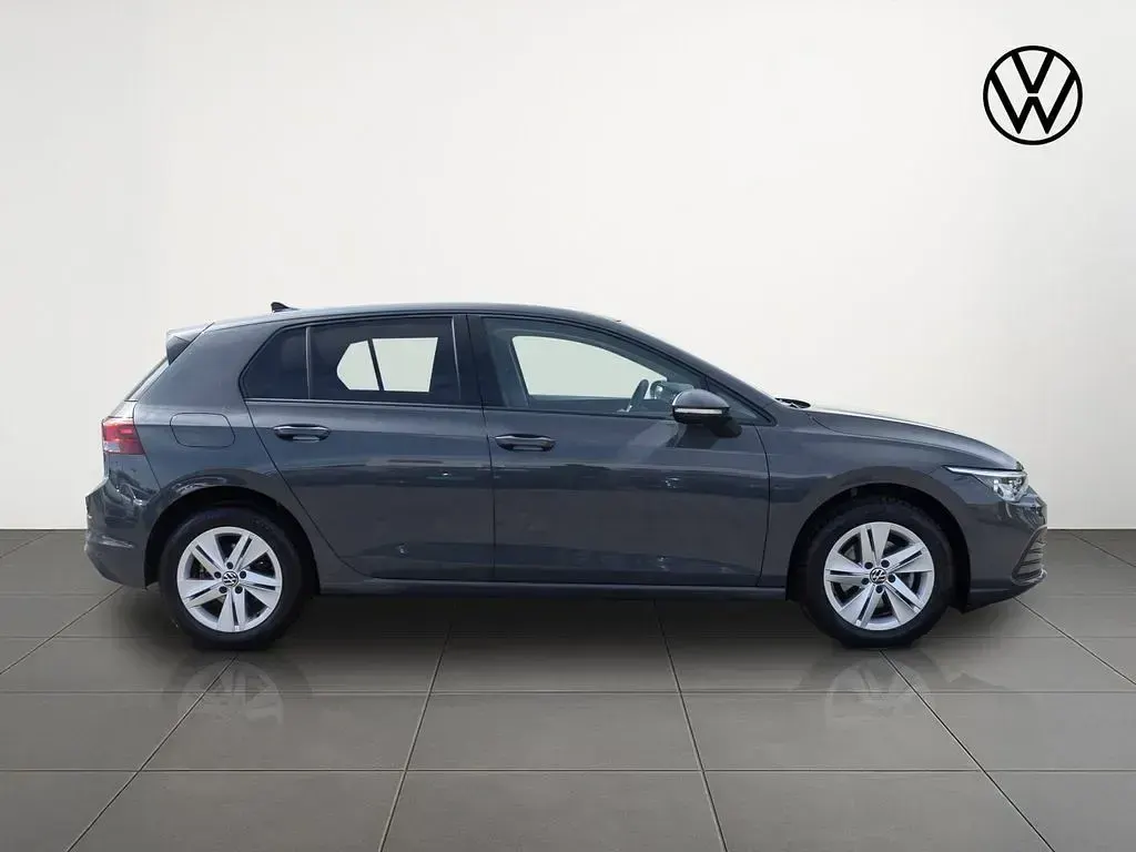 Gebraucht VW Golf VIII Life 131 PS (96 kW) 2023 Grau Limousine