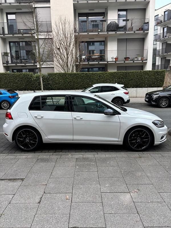 Gebraucht VW Golf VII Highline 150 PS (110 kW) 2019 Weiß Limousine