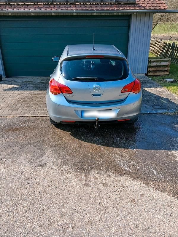 Gebraucht Opel Astra 100 PS (73 kW) 2011 Silber Limousine