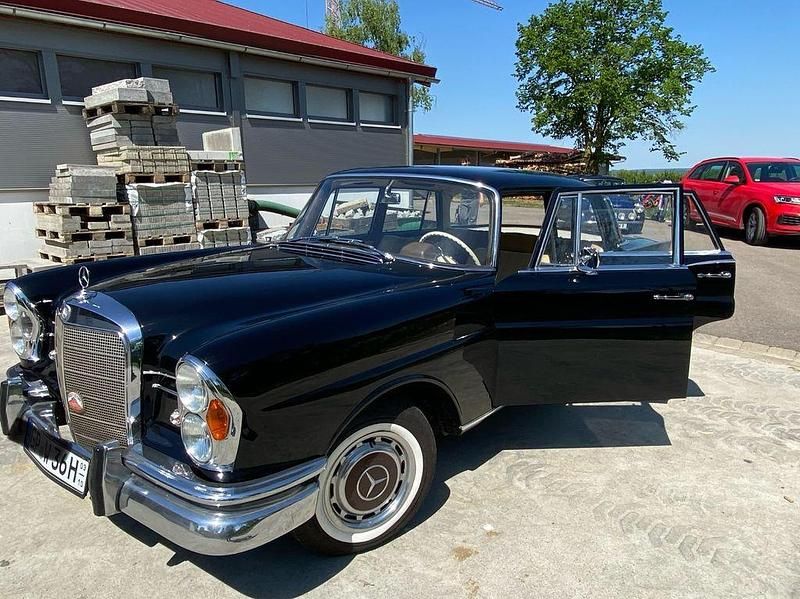 Schwarz Gebraucht 1964 Mercedes 220 Limousine | 59.900 € - Bild 1/4