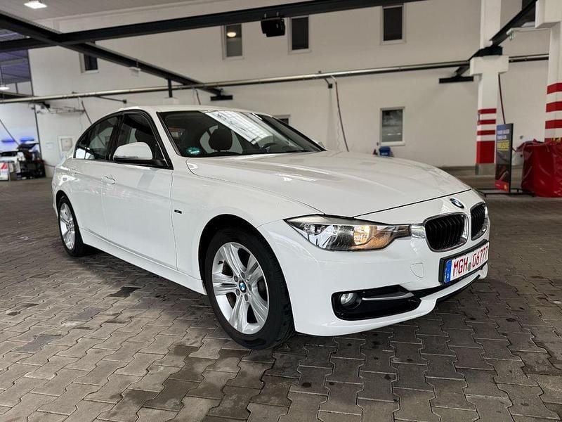 Weiß Gebraucht 2012 BMW 318 Comfort Edition Limousine | 8.900 € (Fairer Preis) - Bild 1/4