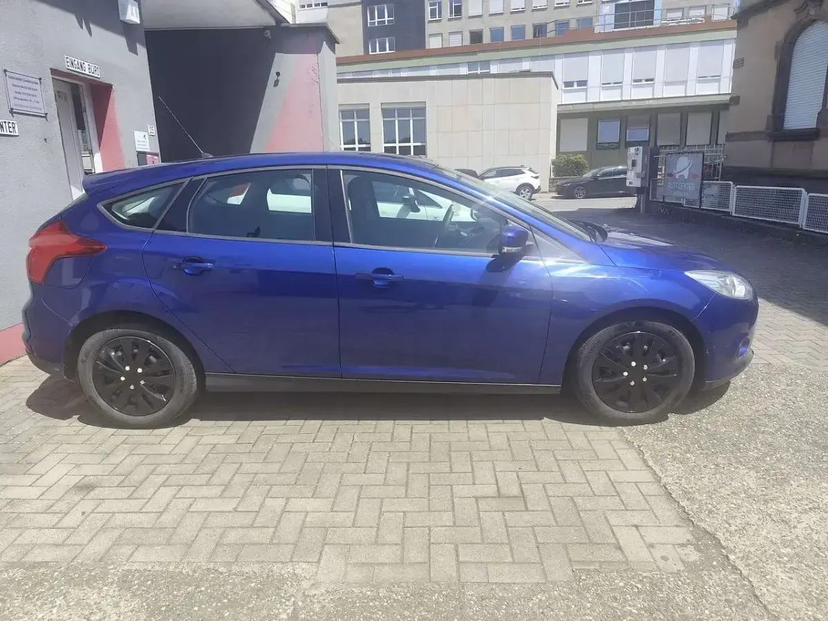 Gebraucht Ford Focus Trend 125 PS (91 kW) 2014 Indicblau metallic Kleinwagen