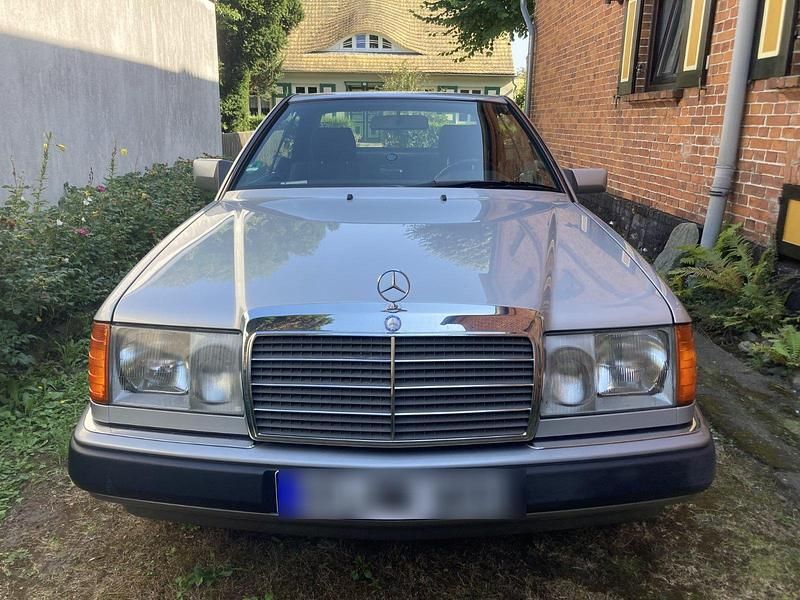 Gebraucht Mercedes 230 132 PS (97 kW) 1992 Silber Coupé