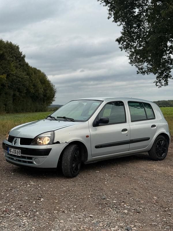 Grau Gebraucht 2001 Renault Clio II Kleinwagen | 1.600 € (Fairer Preis) - Bild 1/4