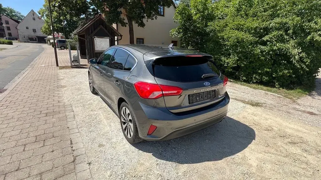 Gebraucht Ford Focus Cool & Connect 125 PS (91 kW) 2019 Grau Limousine