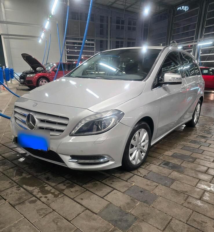 Grau Gebraucht 2014 Mercedes B200 Van / Kleinbus | 12.990 € - Bild 1/4