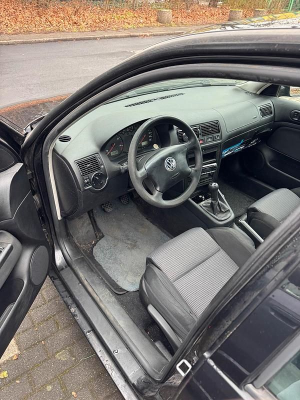 Schwarz Gebraucht 2002 VW Golf IV Kleinwagen | 1.400 € - Bild 1/4