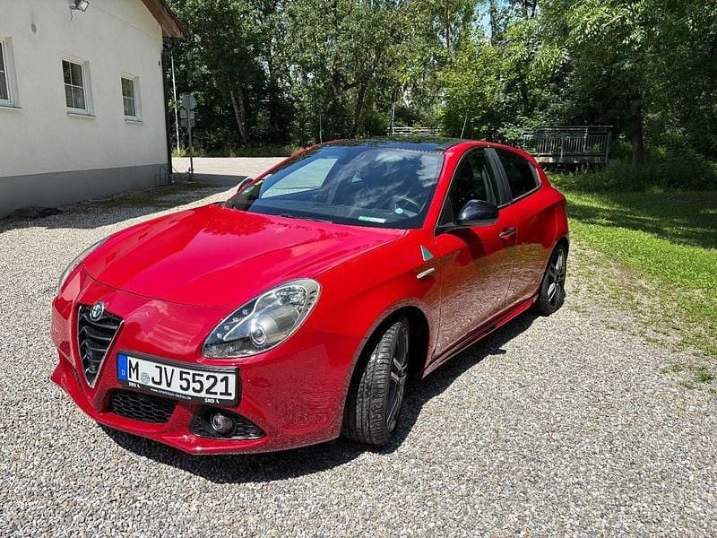 Rot Gebraucht 2015 Alfa Romeo Giulietta Quadrifoglio Verde Kleinwagen | 16.500 € (Fairer Preis) - Bild 1/4