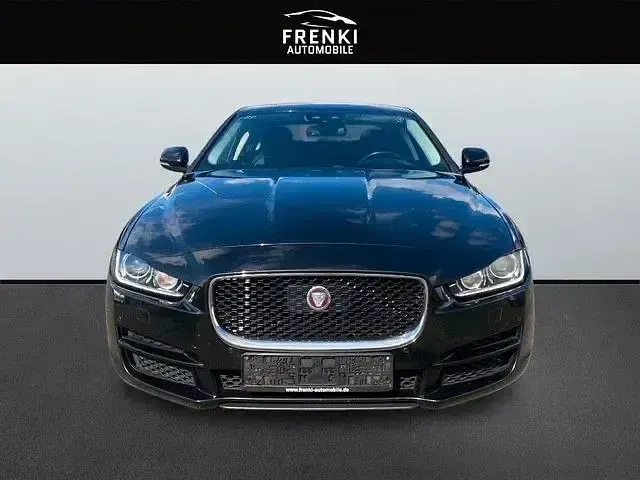 Używany Jaguar XE Pure 180 KM (132 kW) 2018 Czarny Sedan/Limuzyna