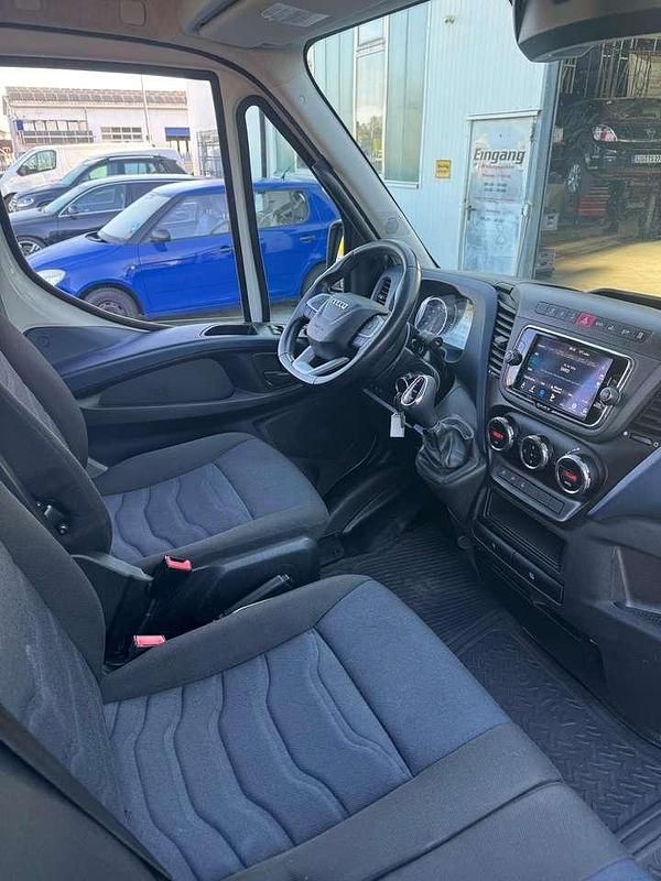 Second-hand Iveco Daily 155 CP (114 kW) 2021 Alb Monovolum