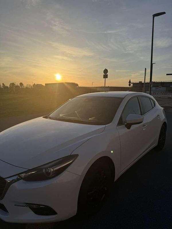 Weiß Gebraucht 2017 Mazda 3 Center-Line Limousine | 11.900 € (Fairer Preis) - Bild 1/4