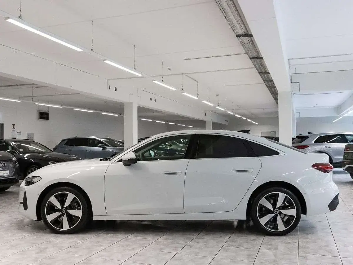 Gebraucht Audi A5 Sport 204 PS (150 kW) 2025 Gletscherweiß metallic Limousine
