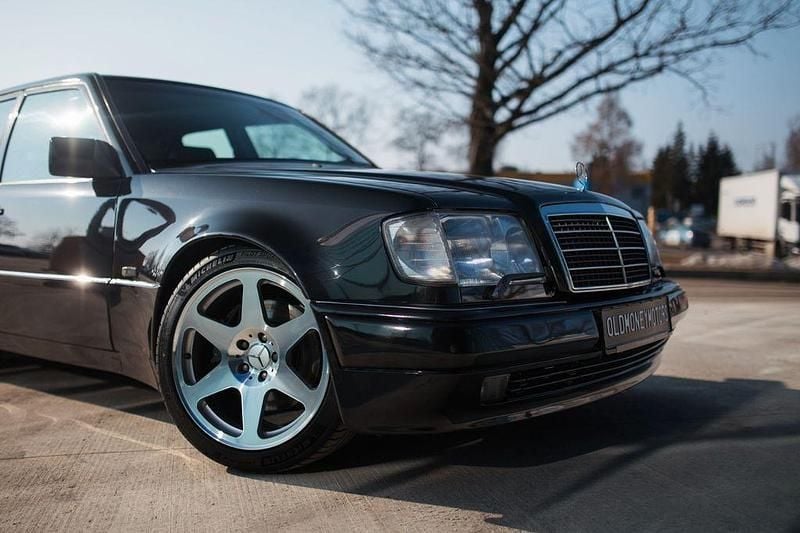 Gebraucht Mercedes E500 326 PS (239 kW) 1994 Schwarz Limousine