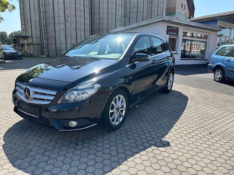 Schwarz Gebraucht 2011 Mercedes B180 Van / Kleinbus | 5.590 € (Fairer Preis) - Bild 1/4