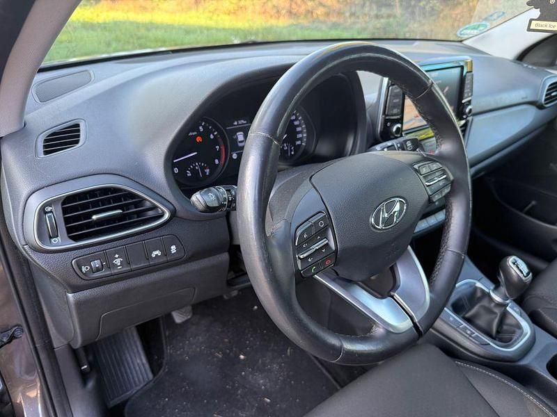 Braun Gebraucht 2017 Hyundai i30 Trend Limousine | 9.900 € (Fairer Preis) - Bild 1/4