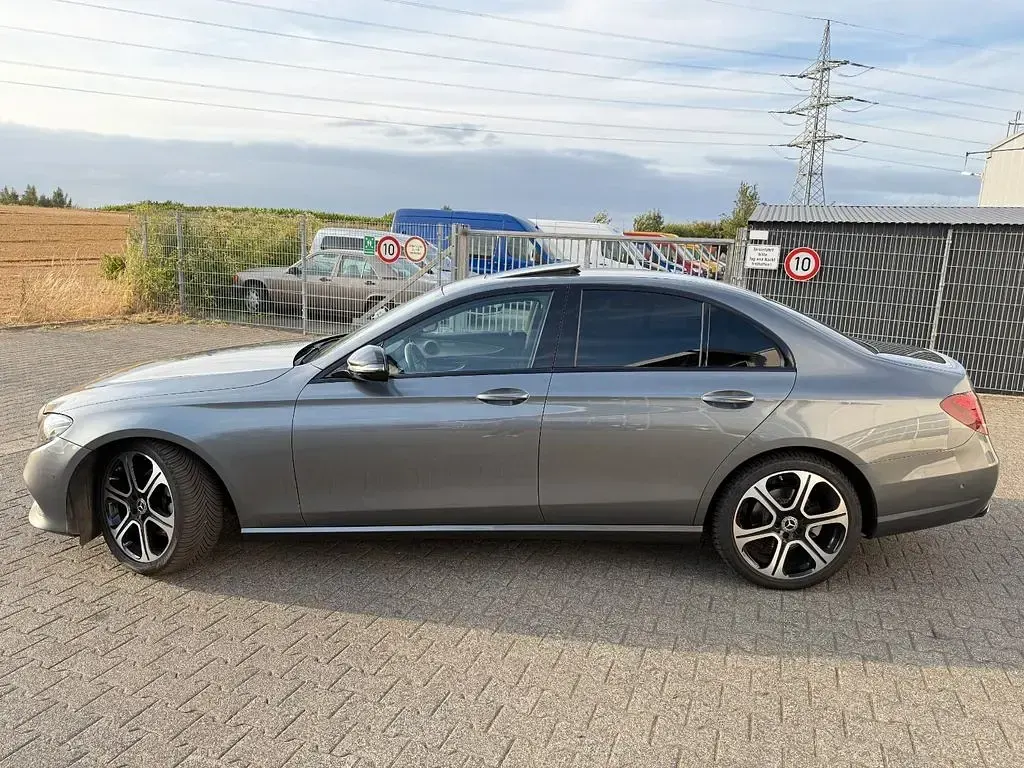 Gebraucht Mercedes E220 Night 194 PS (142 kW) 2018 Grau Limousine