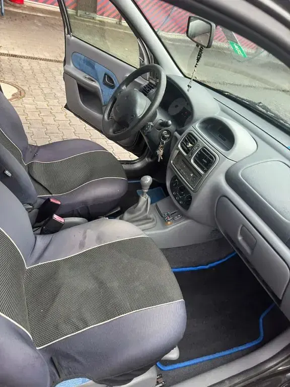 Używany Renault Clio II 58 KM (42 kW) 2000 Czarny Sedan/Limuzyna