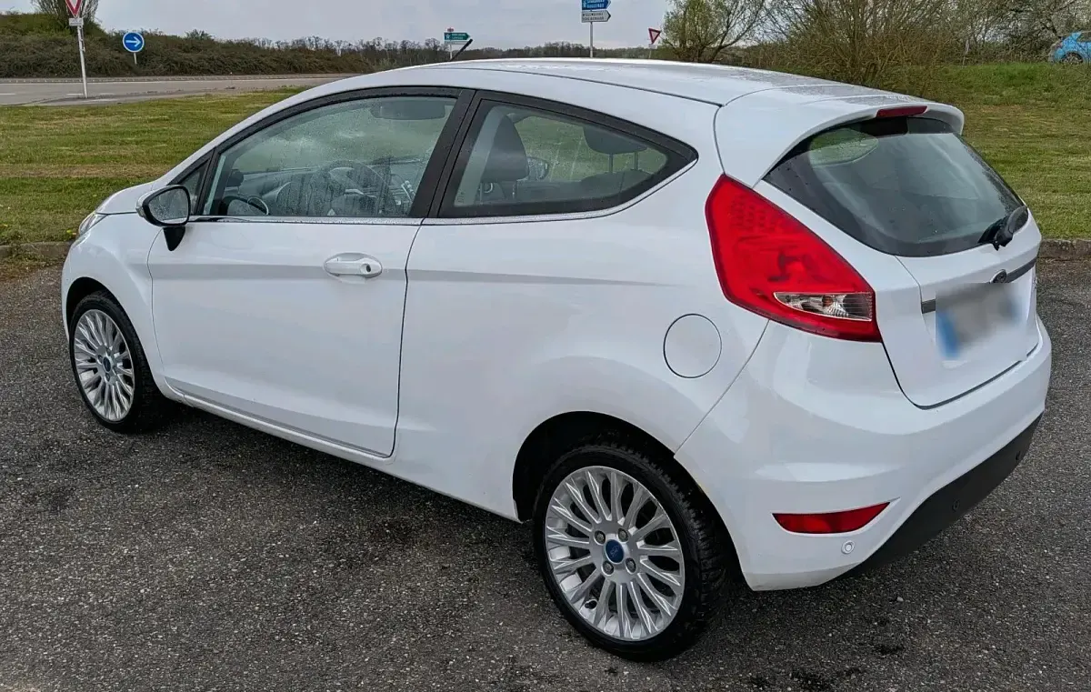 Gebraucht Ford Fiesta 95 PS (69 kW) 2011 Weiß Limousine
