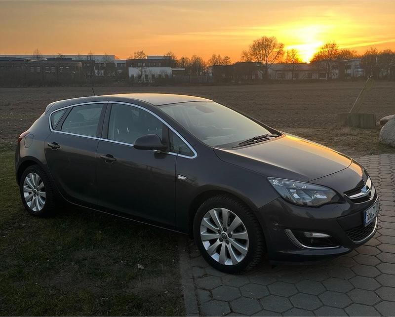 Grau Gebraucht 2014 Opel Astra Limousine | 9.999 € (Etwas zu teuer) - Bild 1/4