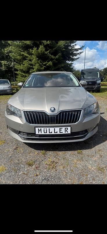 Beige Gebraucht 2015 Skoda Superb Ambition Limousine | 12.999 € (Fairer Preis) - Bild 1/4