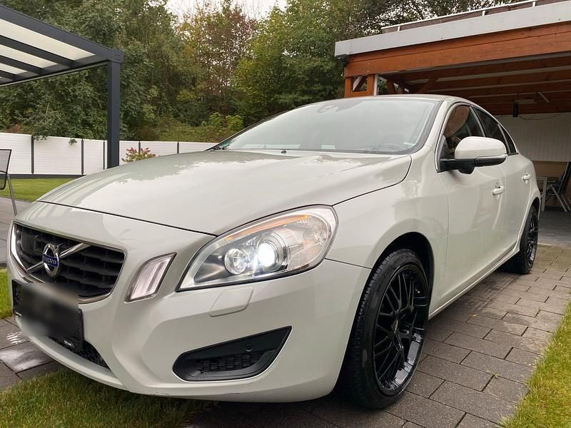 Weiß Gebraucht 2011 Volvo S60 Limousine | 8.399 € (Etwas zu teuer) - Bild 1/4