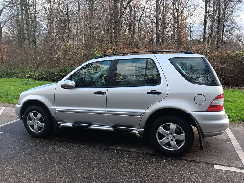 Silber Gebraucht 2003 Mercedes ML270 SUV | 6.500 € (Etwas zu teuer) - Bild 1/4