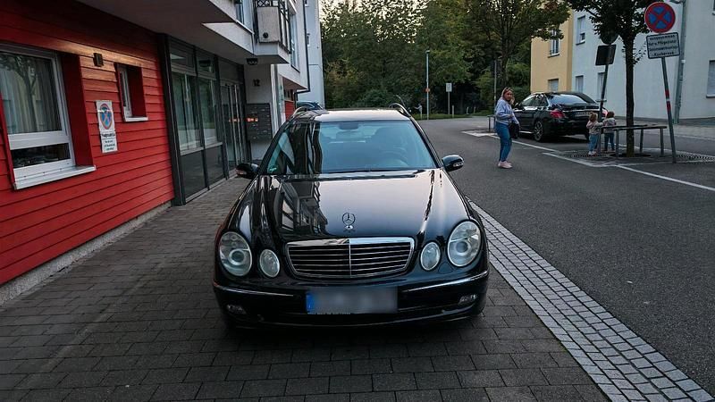 Schwarz Gebraucht 2005 Mercedes E200 Kombi | 2.700 € (Superpreis) - Bild 1/4