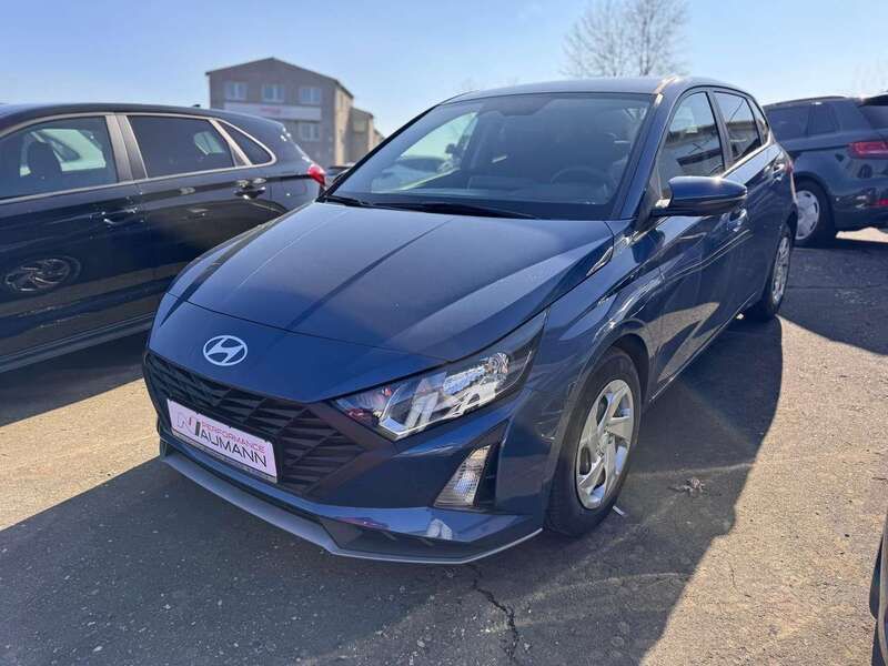 Vibrant blue metalic Gebraucht 2024 Hyundai i20 Kleinwagen | 18.990 € (Fairer Preis) - Bild 1/4
