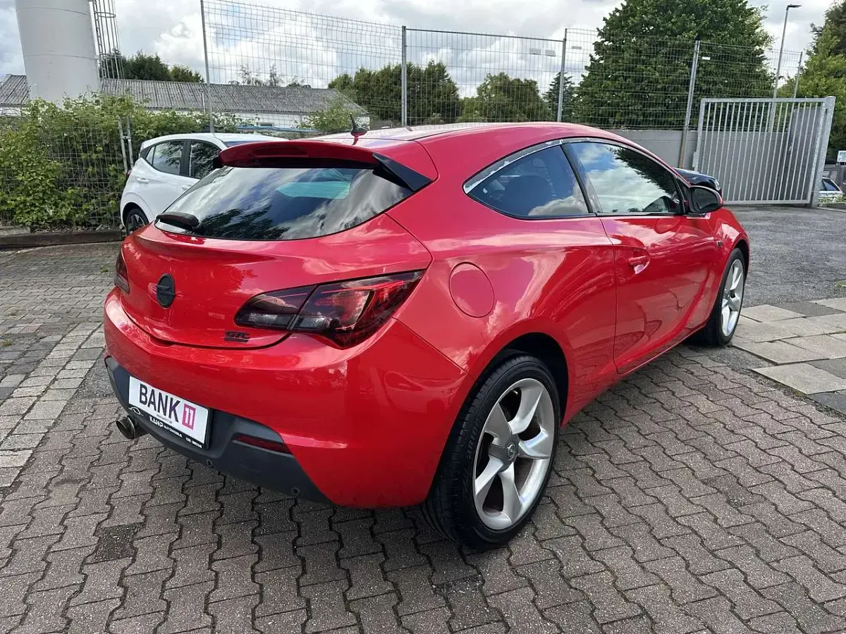 Gebraucht Opel Astra Innovation 140 PS (102 kW) 2012 Power rot/traffic red ral3020 Coupé