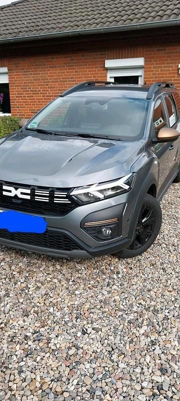 Grau Gebraucht 2024 Dacia Jogger Extreme Van / Kleinbus | 19.800 € (Fairer Preis) - Bild 1/4