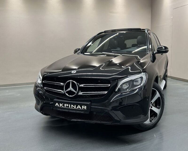 Schwarz obsidianschwarz metallic Gebraucht 2018 Mercedes GLC250 Luxury SUV | 31.790 € (Fairer Preis) - Bild 1/4