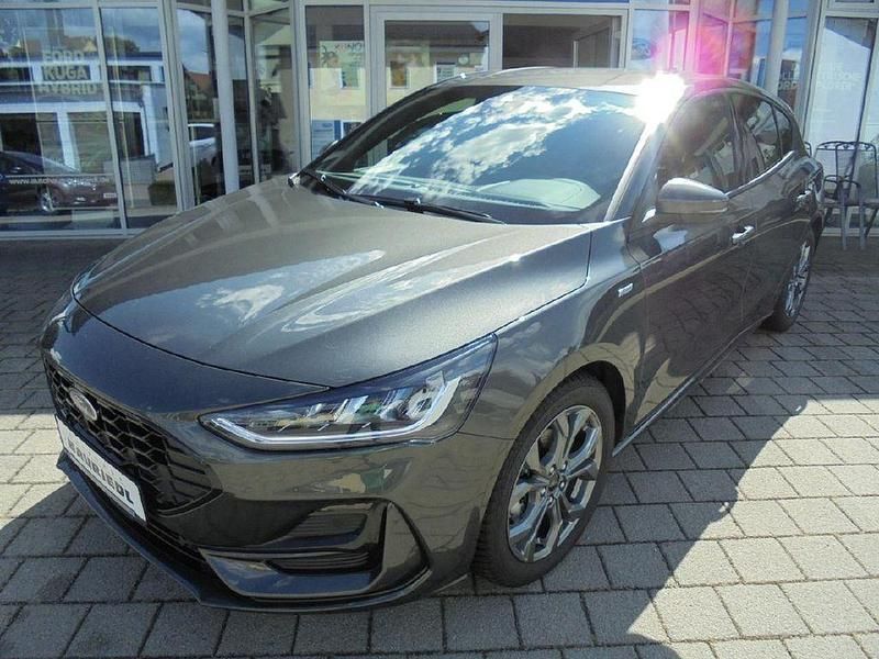 Grau Gebraucht 2023 Ford Focus ST-Line X Limousine | 23.990 € (Fairer Preis) - Bild 1/4