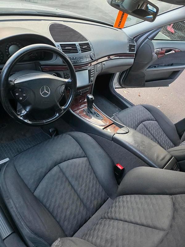 Gebraucht Mercedes E220 150 PS (110 kW) 2002 Silber Limousine