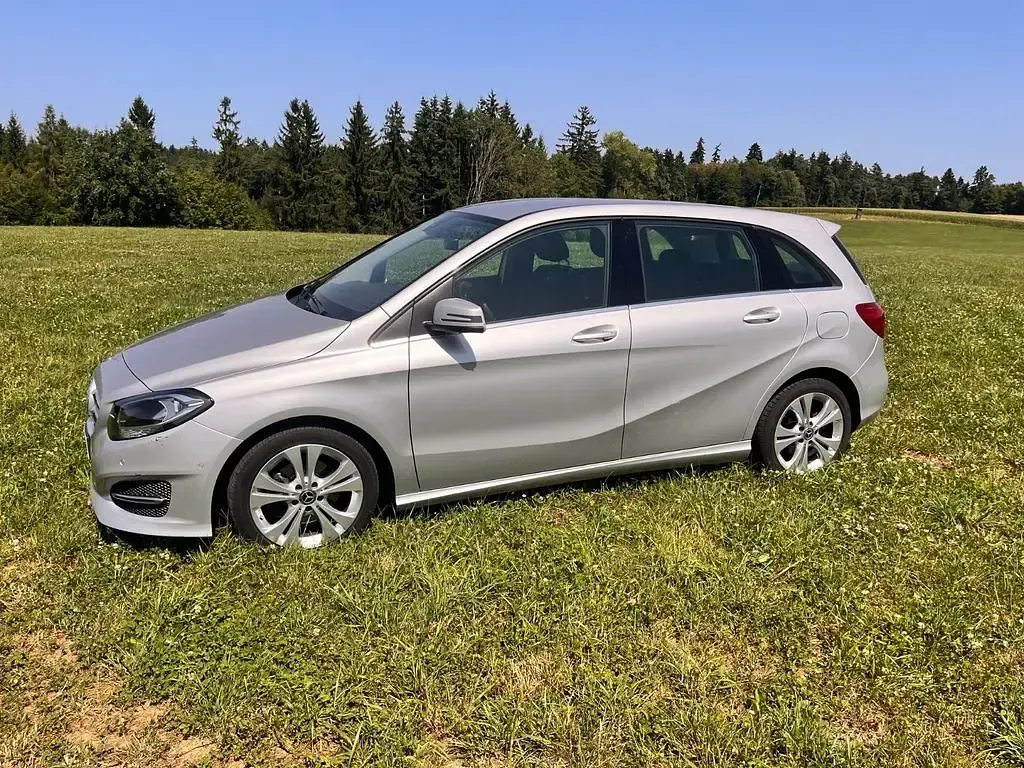 Gebraucht Mercedes B180 Urban 122 PS (89 kW) 2017 Silber Kleinwagen