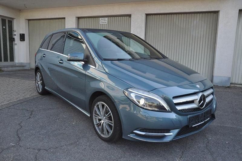 Universumblau Gebraucht 2013 Mercedes B200 Sport Van / Kleinbus | 12.850 € (Fairer Preis) - Bild 1/4