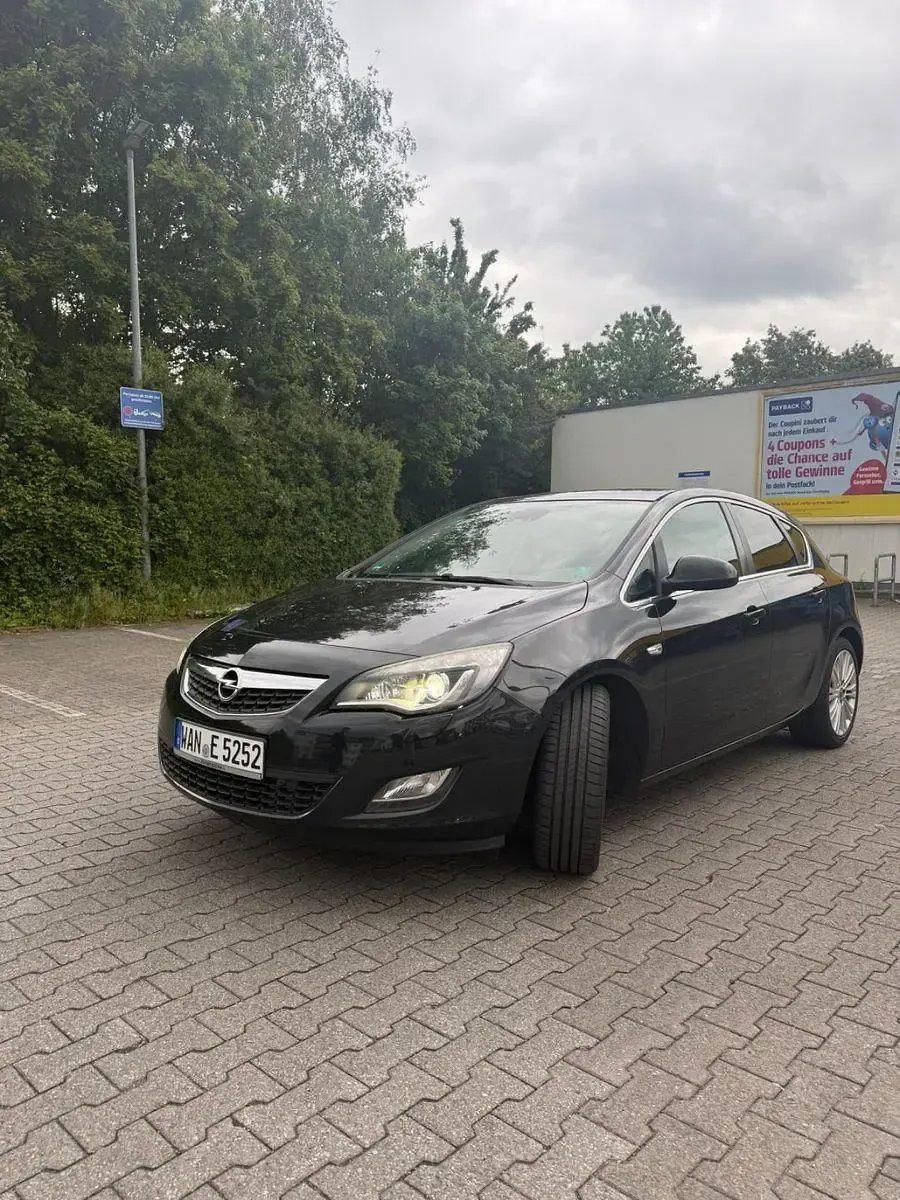 Usata Opel Astra Edition 179 CV (131 kW) 2012 Nero Berlina